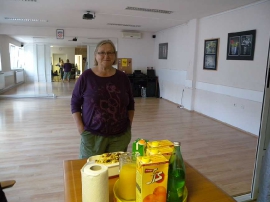 Otvorenje izložbe fotografija, Iza stakla