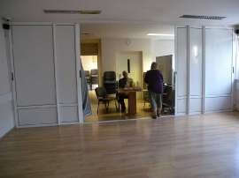 Otvorenje izložbe fotografija, Iza stakla