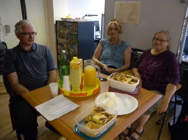 Otvorenje izložbe fotografija, Iza stakla